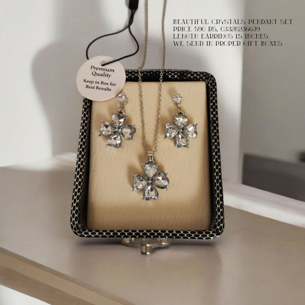 Crystals studded beautiful pendant set