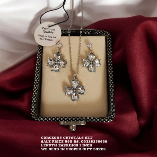 Crystals studded beautiful pendant set