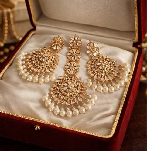 Kundan studded Bindiya and Earrings set