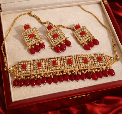 Beautiful Kundan Studded choker set
