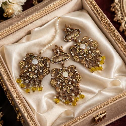 Beautiful Kundan Bindiya and Earrings