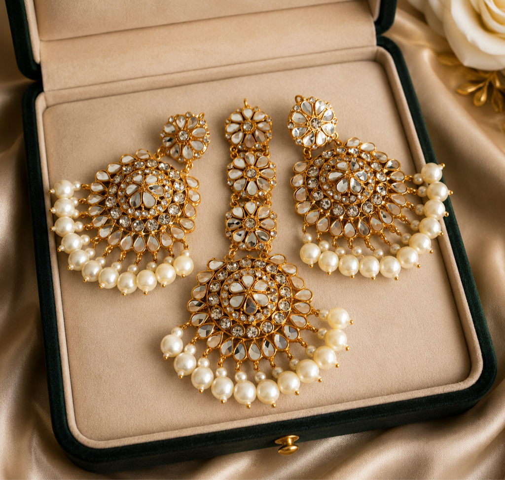 Beautiful Kundan Bindiya and Earrings