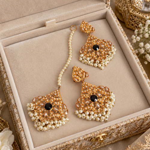 Beautiful Earrings and Bindiya Set